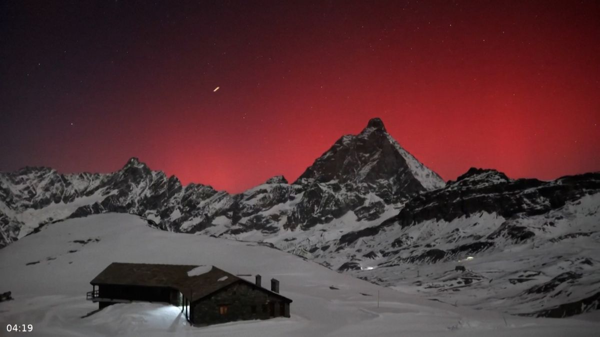 Polární záře uchvátila svět. Alpy nabídly nejpůsobivější podívanou